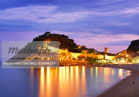 Spain, Catalonia, Costa Brava, Tossa de Mar, Overview of bay and castle at dusk (MR)