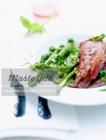 Roast beef with Thai-style green asparagus