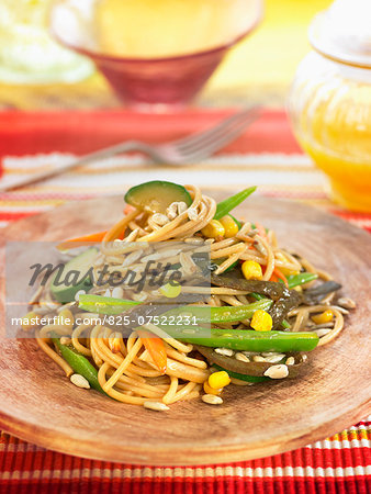 Noodles with sea thongs,green beans,carrots,zucchini and sweet corn
