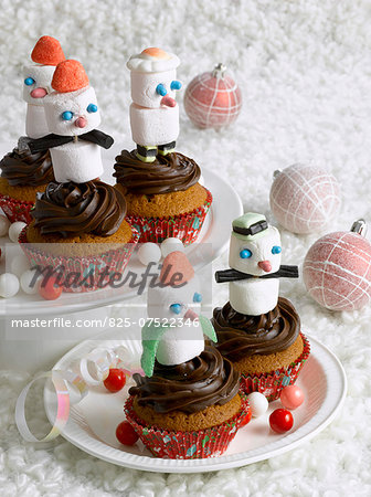 Snowmen-shaped cupcakes