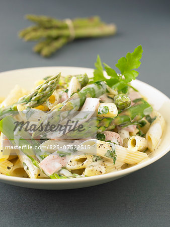 Penne in cream sauce with asparagus and ham