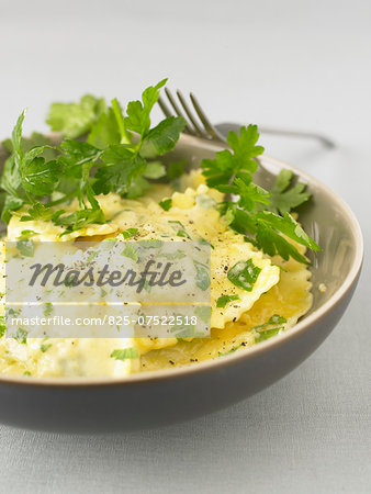 Raviolis with cream and herbs