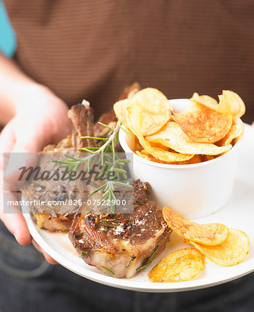 Grilled lamb chops with rosemary and crisps