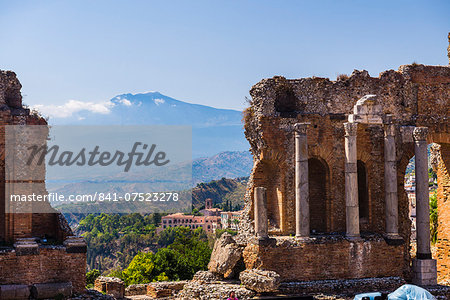 Teatro Greco (Greek Theatre), ruins of columns at the amphitheatre, and Mount Etna volcano, Taormina, Sicily, Italy, Europe