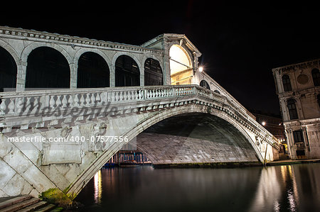 Ponte di Rialto - famous Rialto bridge in Venice, Italy