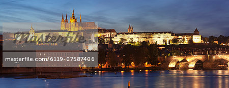 View over the River Vltava to Charles Bridge and the Castle District with St. Vitus Cathedral and Royal Palace, UNESCO World Heritage Site, Prague, Bohemia, Czech Republic, Europe