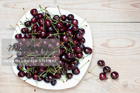 Cherries on a plate (view from above)