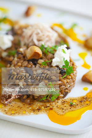 Oat risotto with mushrooms, blue cheese and parsley