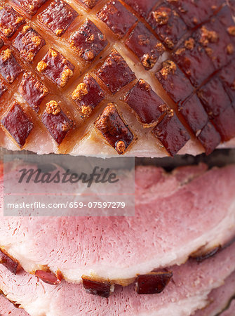 Roast crackling pork, partly sliced (close-up)