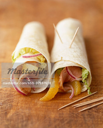 Wraps filled with smoked turkey breast and oranges