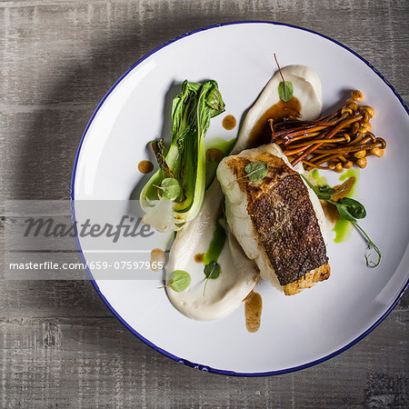 Cod with cauliflower puree, pak choi end enoki mushrooms