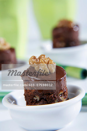 Sponge cake with chocolate and walnuts