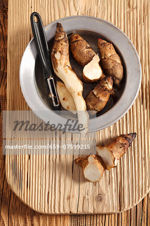 Jerusalem artichokes, partly peeled Jerusalem artichokes, partly peeled
