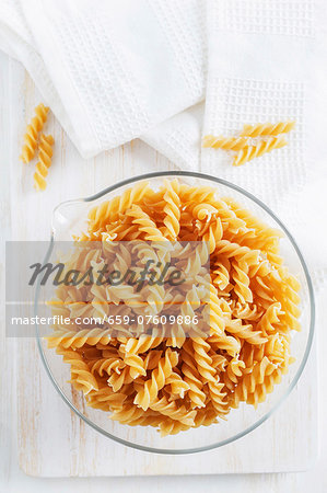 Wholemeal fusilli in a measuring jug (view from above)