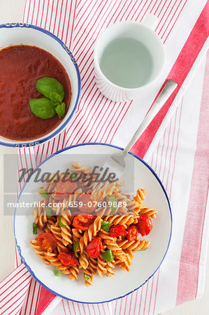 Fusilli with tomato sauce and basil