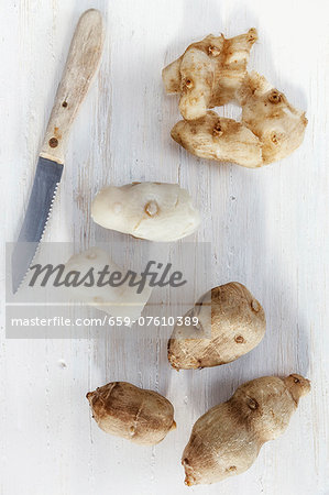 Jerusalem artichokes, peeled and unpeeled Jerusalem artichokes, peeled and unpeeled