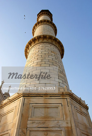 Perspective of one of four Taj Mahal minaret´s, Agra, India