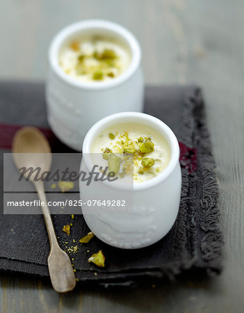 White chocolate and pistachios yoghurt