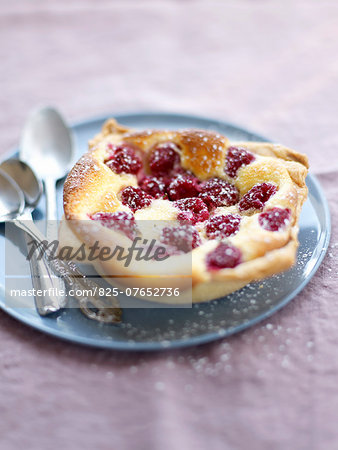 Cheesecake-style raspberry tartlet