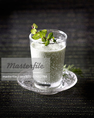 Cucumber juice with mint and dill