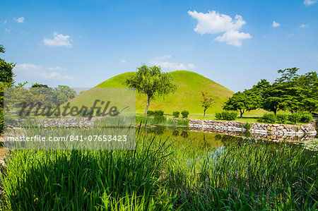 Tumuli park with its tombs from the Shilla monarchs, Gyeongju, UNESCO World Heritage Site, South Korea, Asia