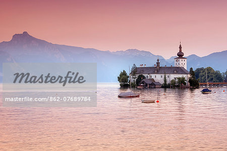 Austria, Osterreich. Upper Austria, Oberosterreich. Traunsee lake. Gmunden. Orth castle.