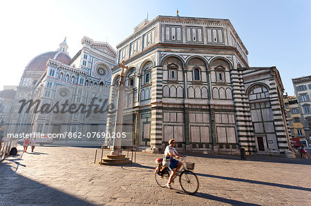Italy, Italia. Tuscany, Toscana. Firenze district. Florence, Firenze. Piazza Duomo, Duomo Santa Maria del Fiore. Baptistry