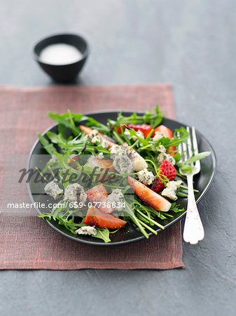 Rocket salad with strawberries, blue cheese and balsamic vinegar