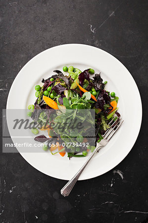 Mixed leaf salad with watercress, carrots and peas (seen from above)