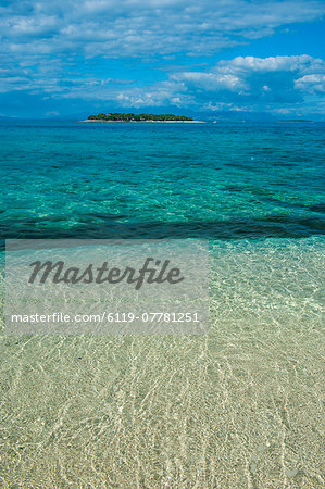 Clear waters on Beachcomber Island with a little islet in the background, Mamanucas Islands, Fiji, South Pacific, Pacific