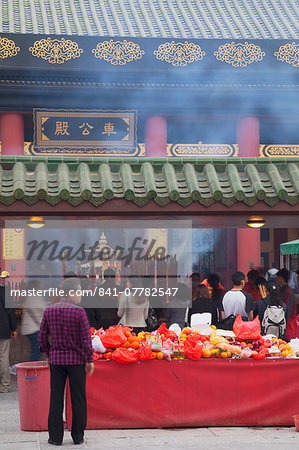 People praying at Che Kung Temple, Shatin, New Territories, Hong Kong, China, Asia