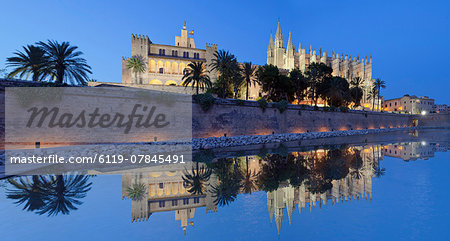 Cathedral of Santa Maria of Palma (La Seu) and Almudaina Palace at Parc de la Mar, Palma de Mallorca, Majorca (Mallorca), Balearic Islands, Spain, Mediterranean, Europe