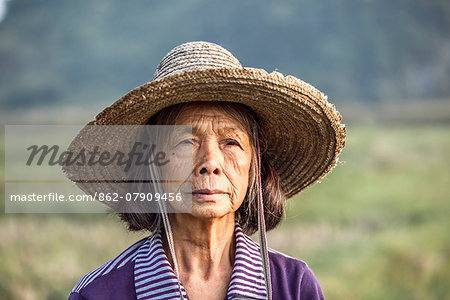 China, Guanxi, Yangshuo. Local chinese farmer (MR)