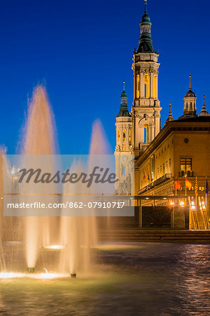 Night view of Plaza del Pilar square with Basilica de Nuestra Senora del Pilar, Zaragoza, Aragon, Spain