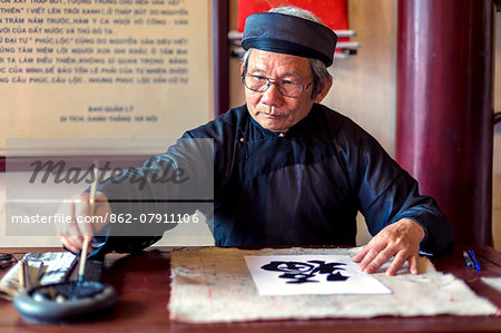 Vietnam, Hanoi, Hoan Kiem lake. Vietnamese calligrapher writing ancient characters (MR)