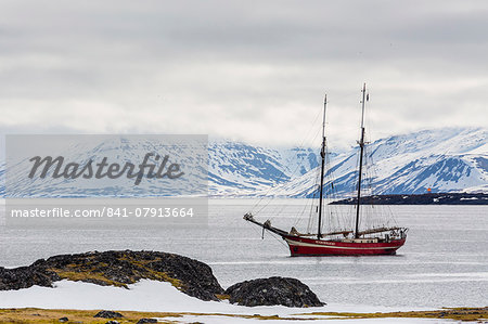 The exploration ship Northern Lights at anchor in Varsolbukta, Bellsund, Spitsbergen, Svalbard, Arctic, Norway, Scandinavia, Europe