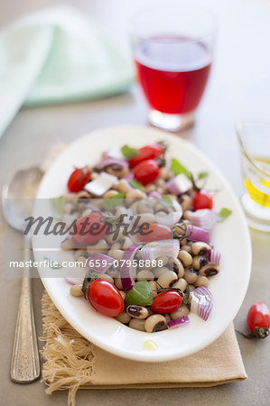 Black-eyed pea salad with plum tomatoes and red onions Black-eyed pea salad with plum tomatoes and red onions