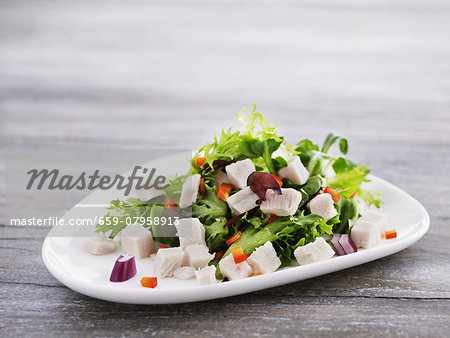 Mixed leaf salad with chicken, onions and peppers