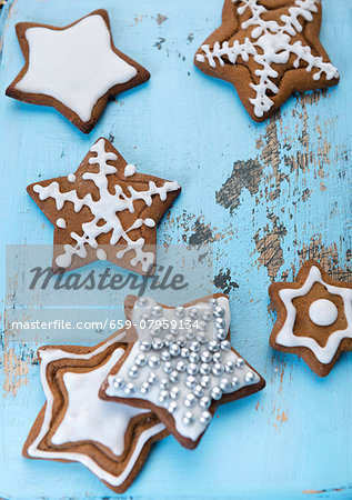 Gingerbread stars decorated with icing sugar and silver pearls