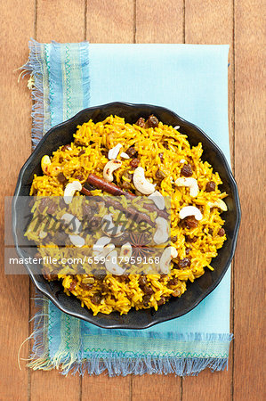 Spicy rice with raisins and cashew nuts