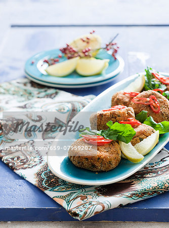 Salmon burgers with lemon