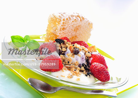 Yogurt muesli with strawberries, raisins and honeycomb