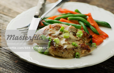 Chicken breast with mustard sauce, beans and carrots