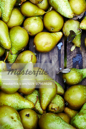 Pears in a wooden crate (seen from above)