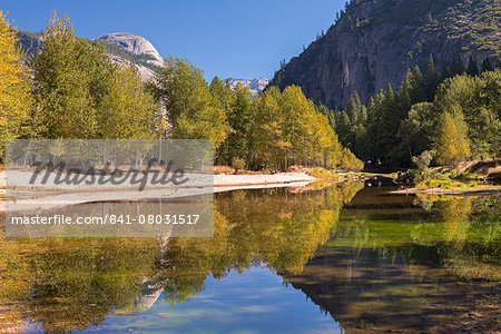 Autumn colours along the banks of the River Merced, Yosemite Valley, California, United States of America, North America