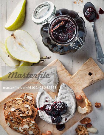 Camembert with blackberry sauce and nut bread