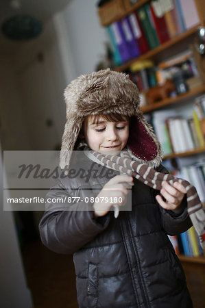 A 5 years old boy dressing before to go outside