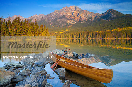 Canoe at Pyramid Lake with Pyramid Mountain in the background, Jasper National Park, UNESCO World Heritage Site, Alberta, The Rocky Mountains, Canada, North America