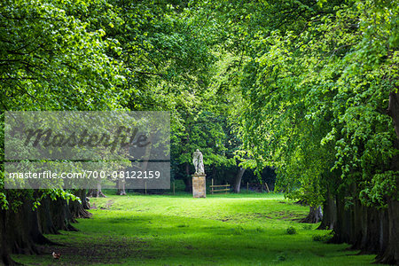 Statue on pedestal, Hidcote Manor Garden, Hidcote Bartrim, near Chipping Campden, Gloucestershire, The Cotswolds, England, United Kingdom Statue on pedestal, Hidcote Manor Garden, Hidcote Bartrim, near Chipping Campden, Gloucestershire, The Cotswolds, England, United Kingdom