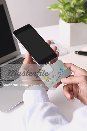 Cashless payment devices
